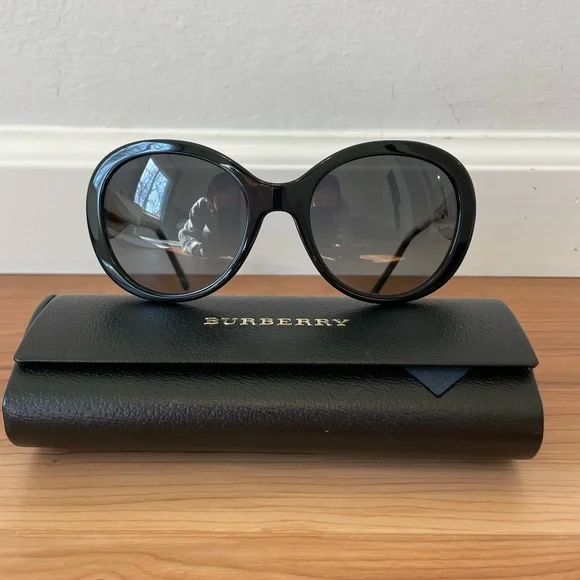 Burberry Polarized Sunglasses – Authentic with Case Amazon.com: BURBERRY BE4181 300187 58M Black/Grey Square  main image 3